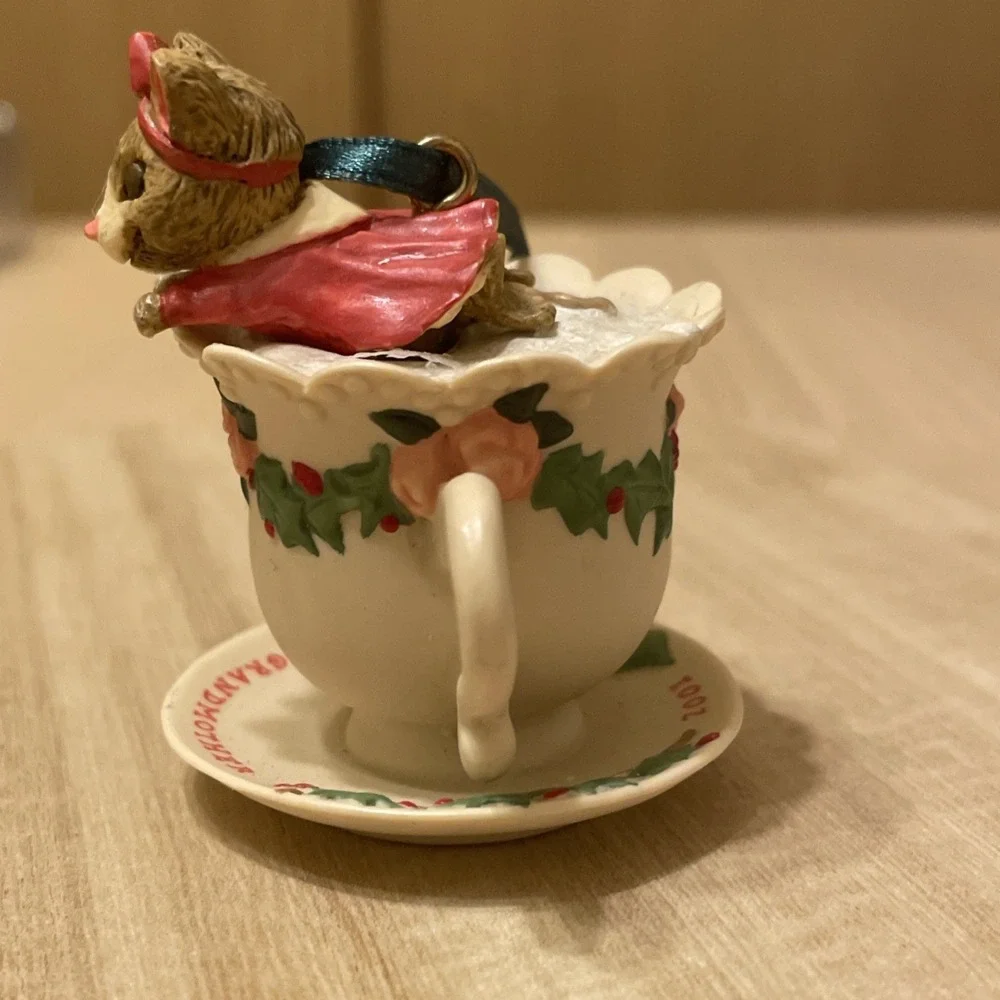New 2002 Hallmark Grandmother Mouse In Teacup‎ Porcelain Ornament